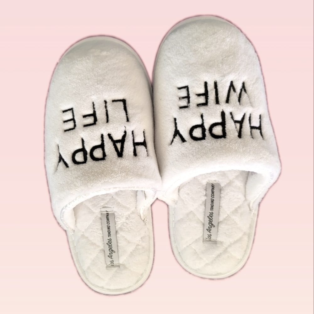 Woman's plush cozy slippers "HAPPY WIFE HAPPY LIFE"
